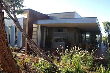 Modern Ocean-side dwelling